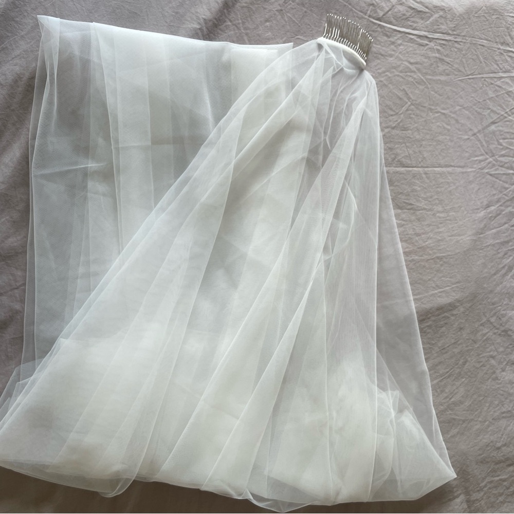 Floor-Length Ivory Wedding Veil with Blusher - Picture 11 of 11